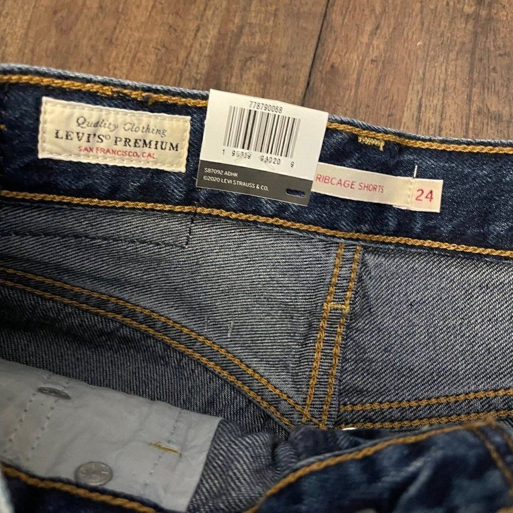 Levi’s Ribcage Shorts   - Picture 7 of 9